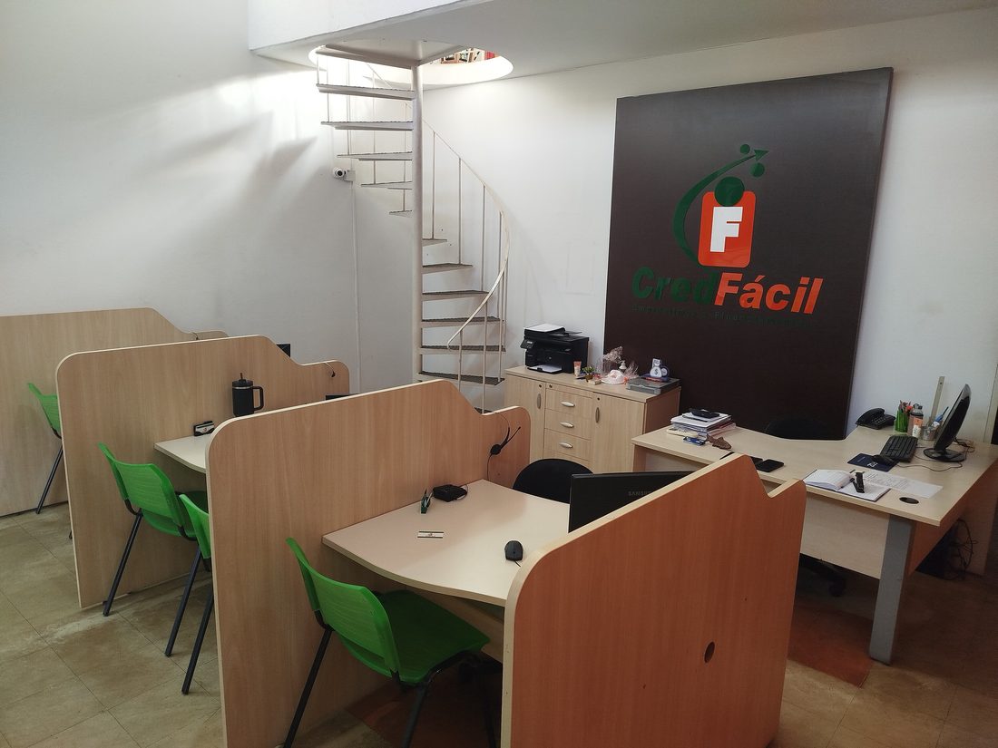 Equipe e estações de atendimento da loja CredFácil Piracicaba